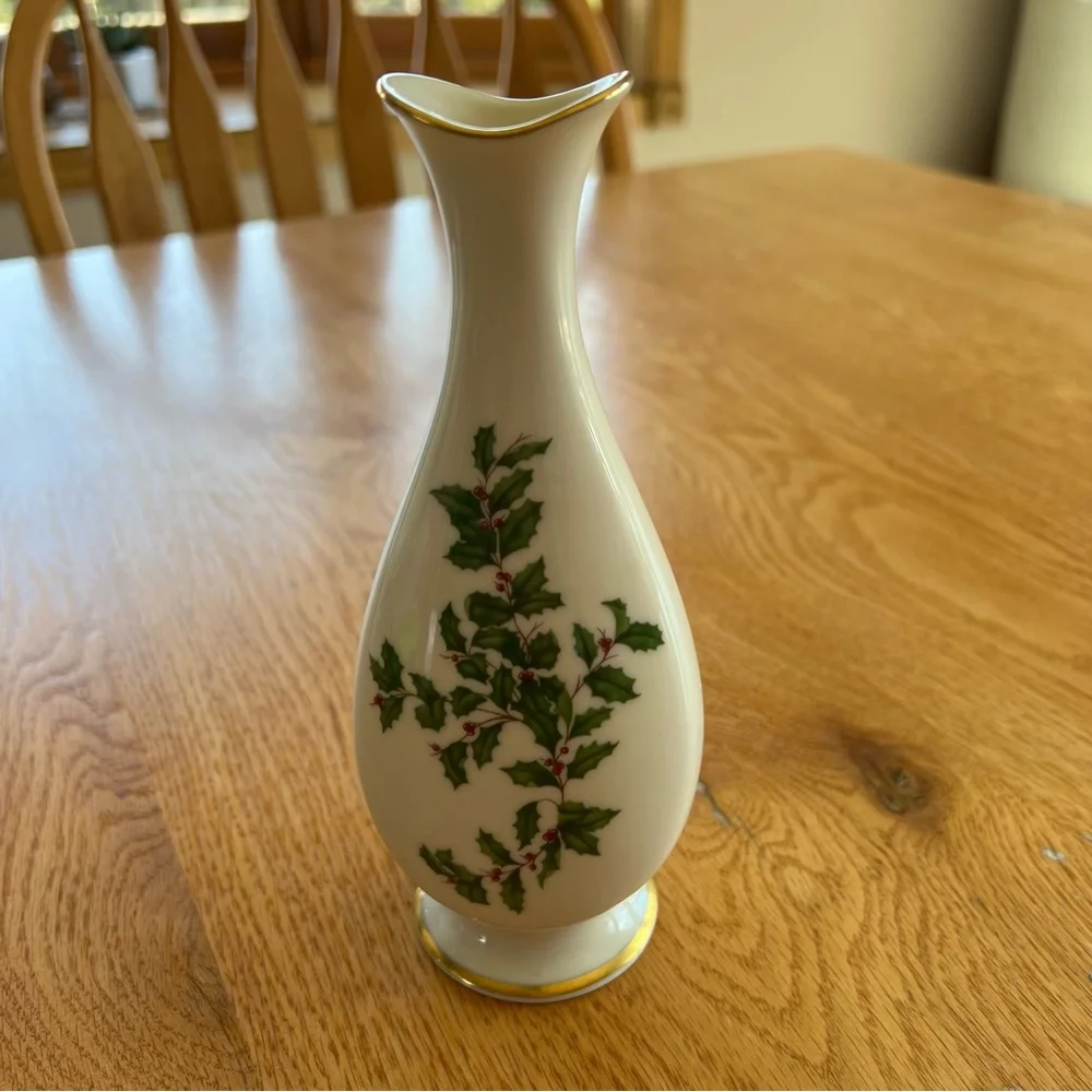 LENOX HOLIDAY Bud Vase Holly and Berries With Gold Rim 7 1/4
